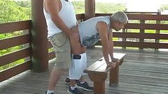 Gordito se folla a abuelo en la calle